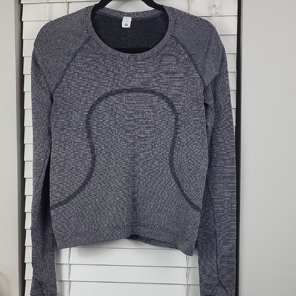 Lululemon Athletica Charcoal/Silver Long Sleeve Top. Size 8 - Picture 2 of 12
